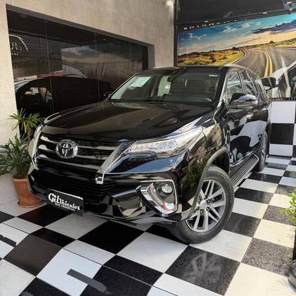 TOYOTA HILUX SW4 2.8 SRX 4X4 7 LUGARES 16V TURBO INTERCOOLER DIESEL 4P AUTOMÁTICO